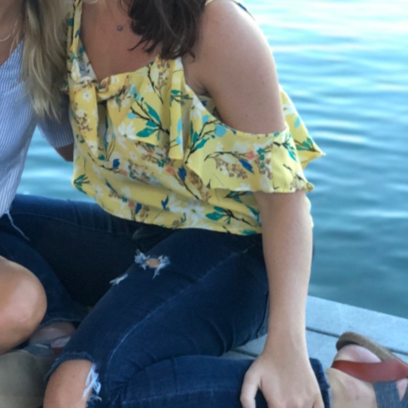 Yellow floral of the shoulder top - Picture 2 of 2